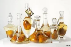 1270092290_1270069279_pears_in_the_bottle_01.webp