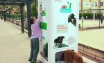 7359960-R3L8T8D-650-stray-dog-food-vending-machine-recycling-pugedon-4.jpg