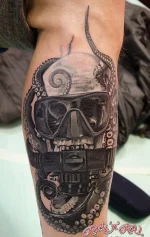 diving-helmet-and-octopus-tattoos-on-leg.webp