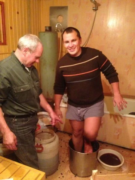 давим, чем сильнее, тем лучше