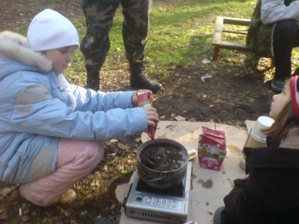 дети варят глинтвейн