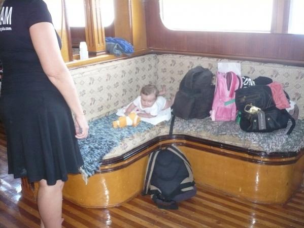 Девочке пол годика. Дочь немецкого инструктора PADI. Первый раз появилась на корабле, когда ей было 24 дня.