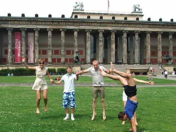 Дурачимся... даже рядом с рейхстагом