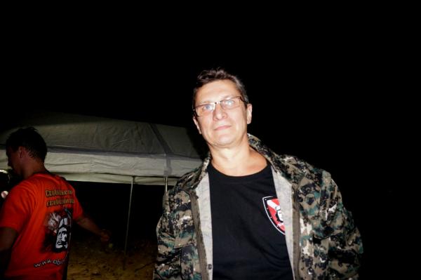 ...это он StaS_65 подобрал меня у 8 камазов , где я насиловал навигатор в поисках места встречи.. и тут он на коньке горбунке из темноты  возник ..бра