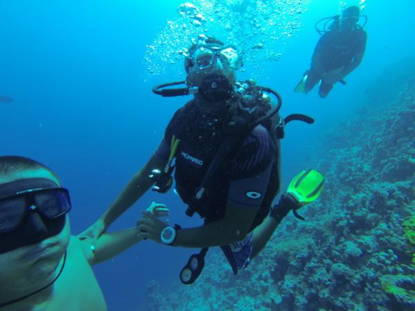 Это тичер сзади еще два ученика к ученику не нырял думаю что мог испугаться глубина под 20