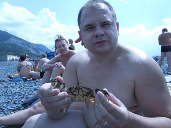 этот гад прокусил мне палец