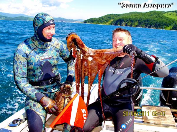 Искренняя радость моего гостя из Новосибирска (чтобы прописаться своего первого осьминога подвох должен съесть живьем).