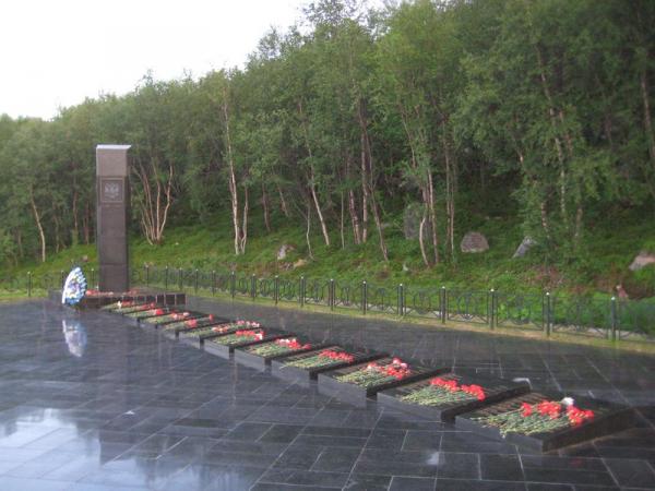 Мемориал погибшим морякам АПЛ "Курск"

На плитах перечислен весь экипаж подводной лодки