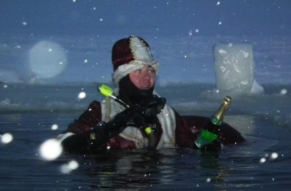 Миф развечан!
Дед Мороз вылезает не из камина,а из проруби.