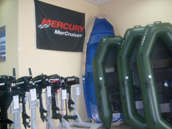 много лодок