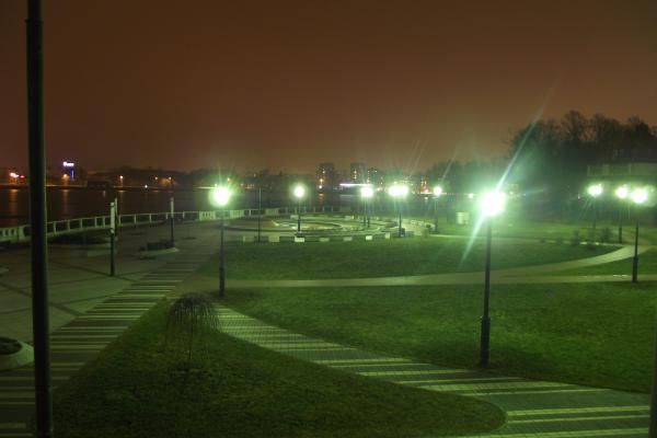Ночной парк рядом с водой
