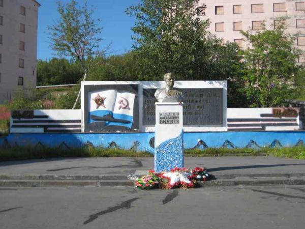 Памятник Ф.А. Видяеву, капитану подводных лодок Щ-421, Щ-422. 
19 боевых походов вовремя Второй мировой войны.