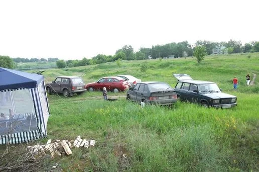 Раннее утро 12.06.2010, народ "подтягивается".
