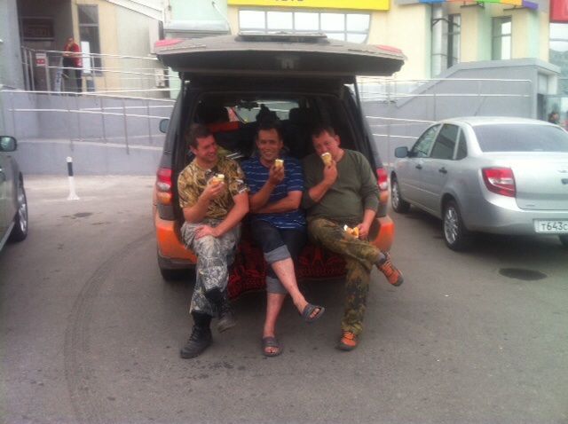 три девицы под окном