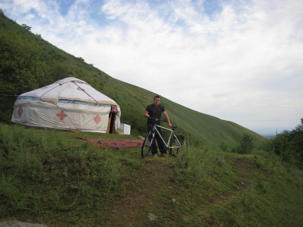 Утренняя прогулка в горах на велосипеде