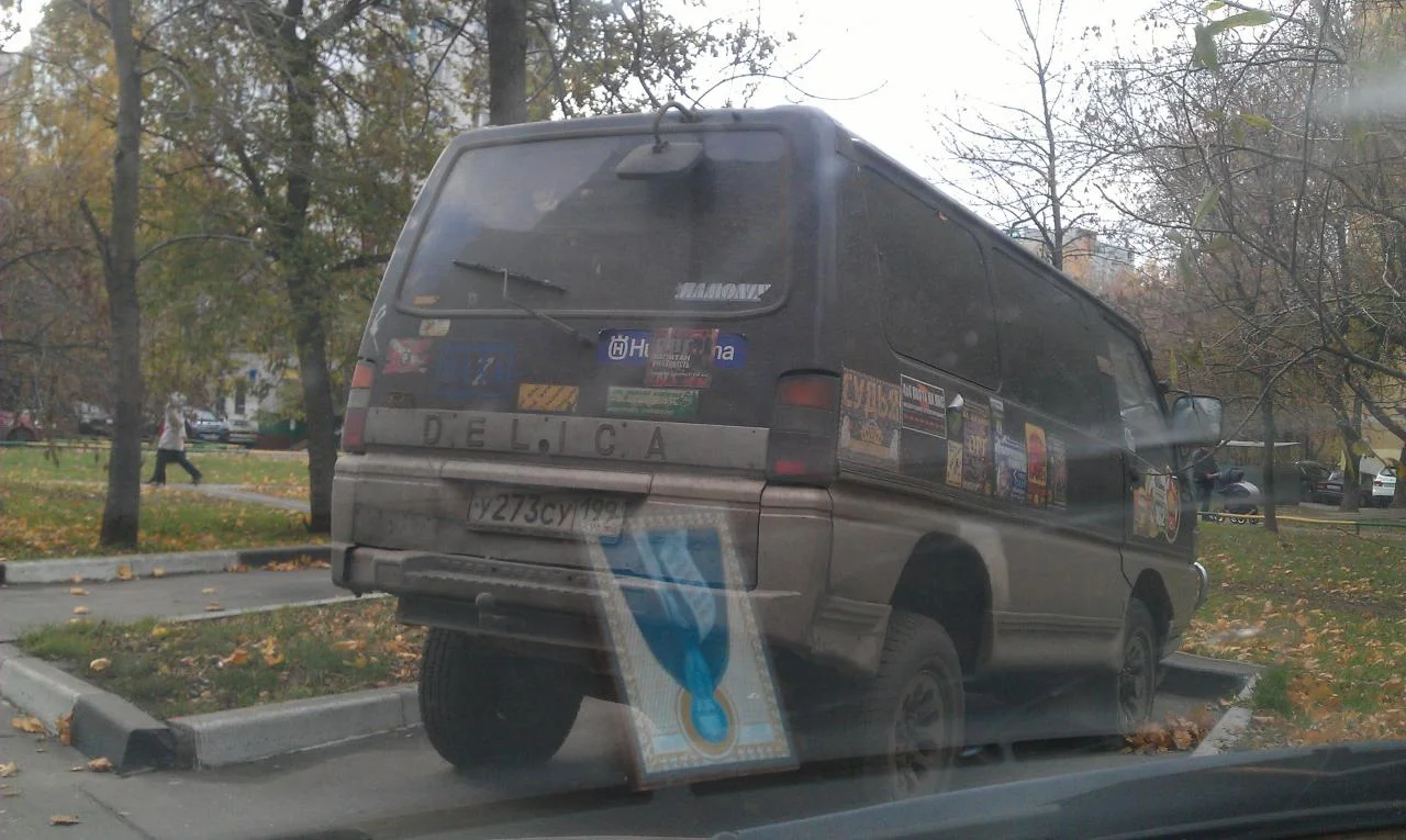 В куче наклеек боковое зрение быстро нашло пловца.