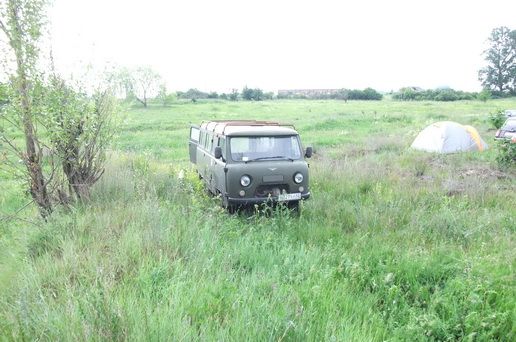 В него влезли даже обычный кухонные стулья со спинками.