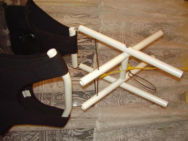 В сборе с ГК, на верхние 4 рога вешаются перчатки и носки