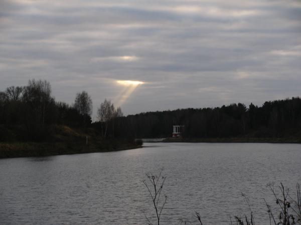 Во-о-о-н...там, где лучик, брёвнышки на дне лежат!