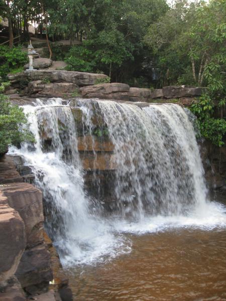 водопад в Кампучии в сухой период 2011