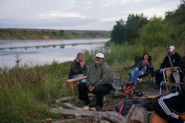 ....вот так сесть на брежку, на природе вдали от смога белокаменной , может смысл жизни в этом .....когда с природой на ты.....