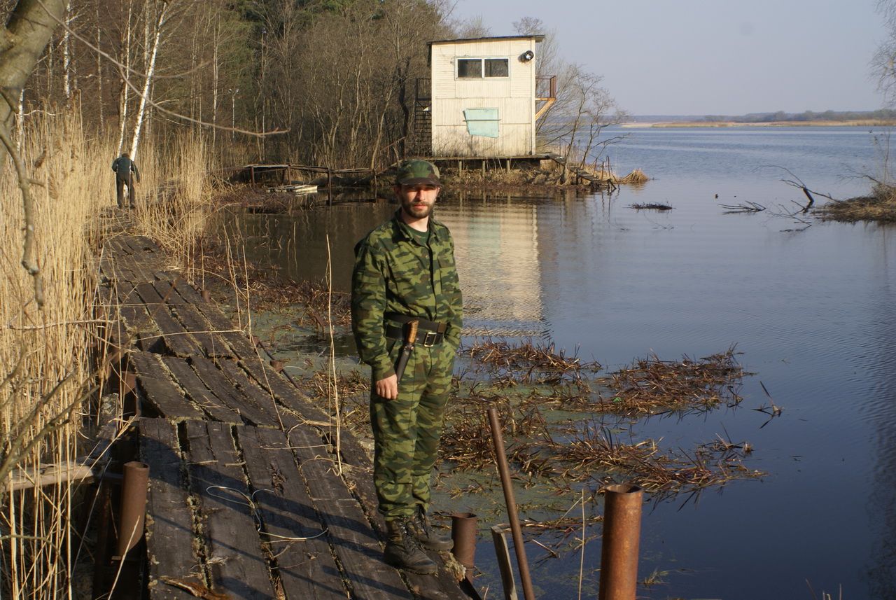 Заброшенная турбаза.
Есть даже пристань с заливом.