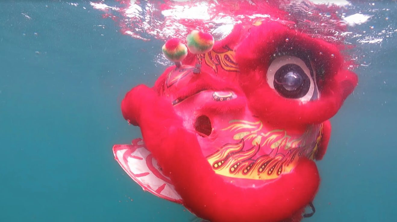 divers-celebrate-lunar-new-year-with-underwater-lion-dance divers-celebrate-lunar-new-year-with-underwater-lion-dance