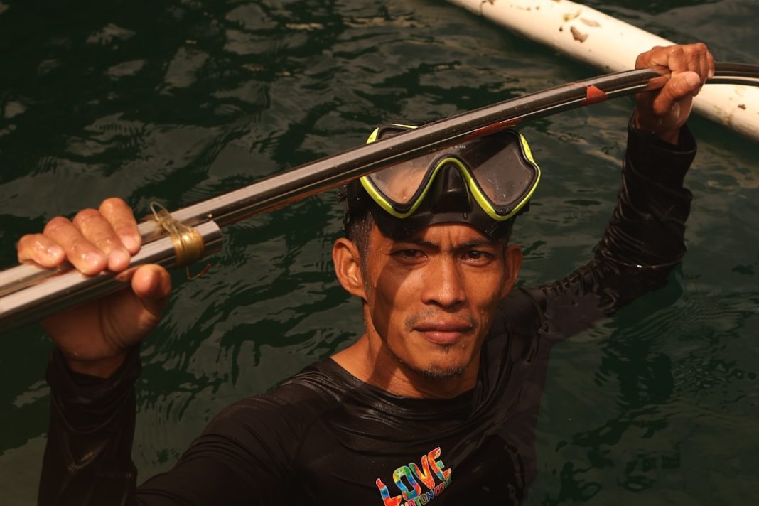 Фото: Adrian Ty на Unsplash (https://unsplash.com/photos/man-in-mask-holds-speargun-in-dark-water-vU