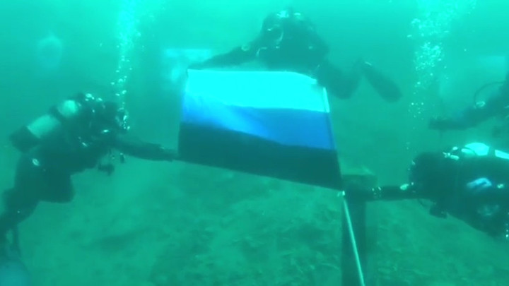 Дайверы-погрузили-флаг-России-на-глубину-110-метров-в-Кузбассе