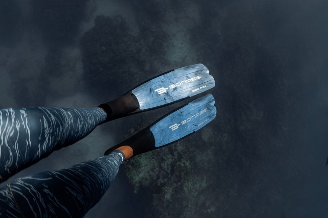 Фото: Malek Bee на Unsplash (https://unsplash.com/photos/a-pair-of-hands-holding-a-pair-of-umbrellas
