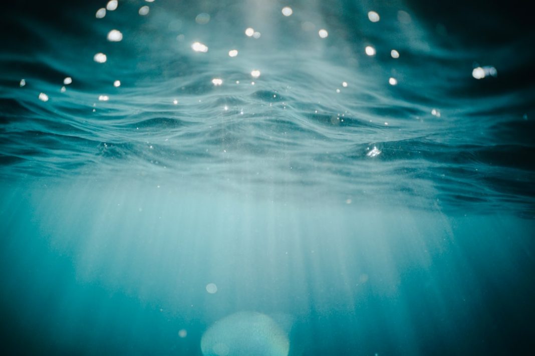 Фото: Jonas Allert на Unsplash (https://unsplash.com/photos/water-wave-in-close-up-photography-DrjoE