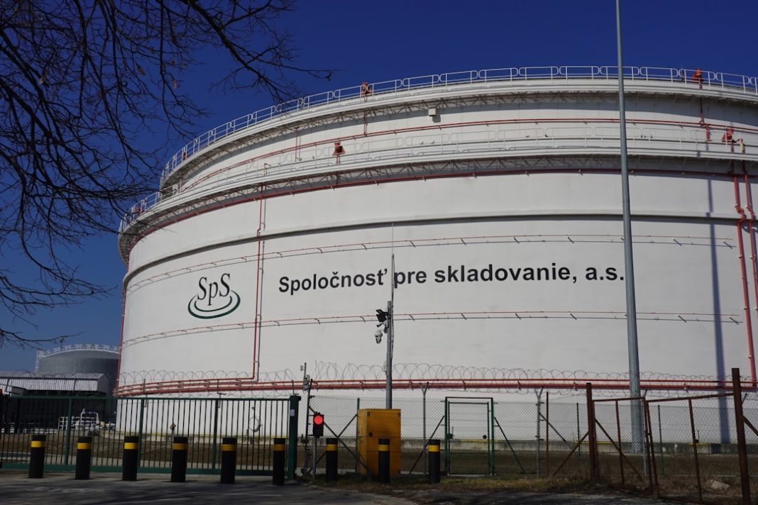 Фото: Energie-portal.sk на Unsplash (https://unsplash.com/photos/large-industrial-storage-tanks-unde