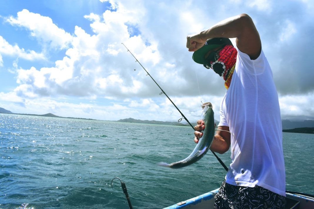 Фото: Drew Farwell на Unsplash (https://unsplash.com/photos/man-in-white-t-shirt-holding-a-fish-lj68
