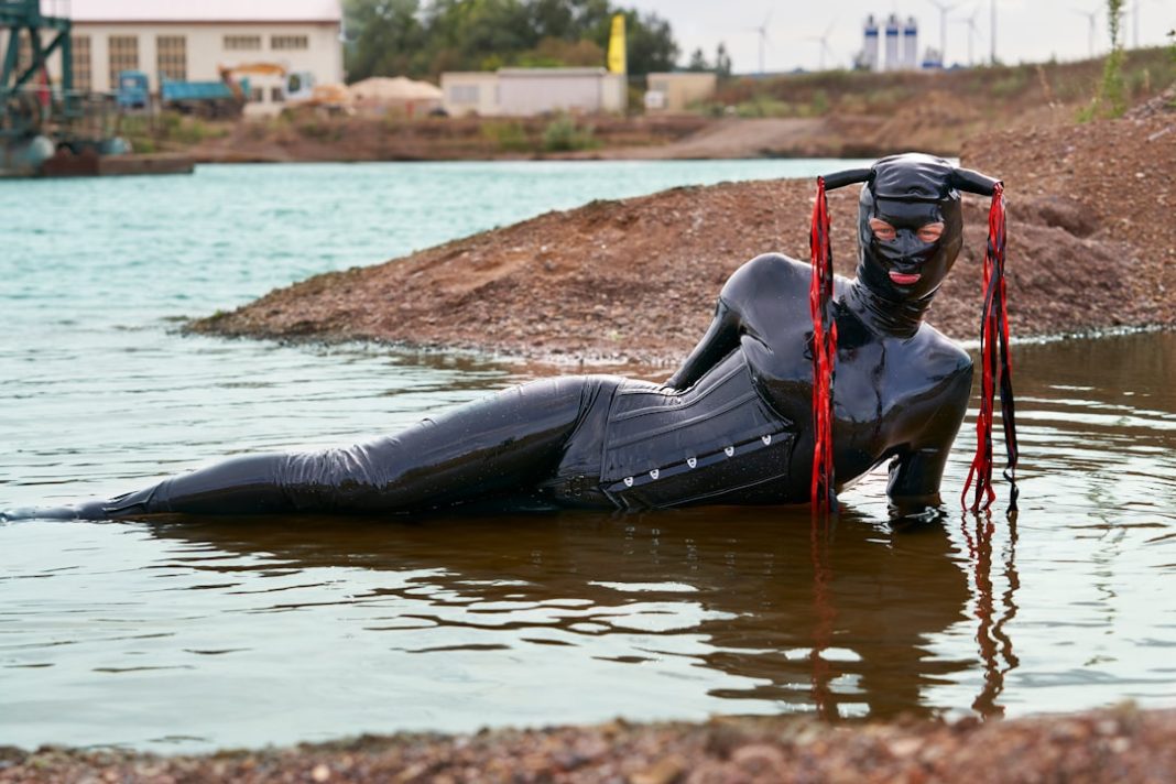 photo_1784403011 Фото: Ingo Doerrie на Unsplash (https://unsplash.com/photos/a-man-in-a-wet-suit-floating-in-a-body-o