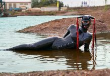 Женский вход во фридайвинг и подводную охоту 2026: снаряжение, обучение, сообщества Фото: Ingo Doerrie на Unsplash (https://unsplash.com/photos/a-man-in-a-wet-suit-floating-in-a-body-o