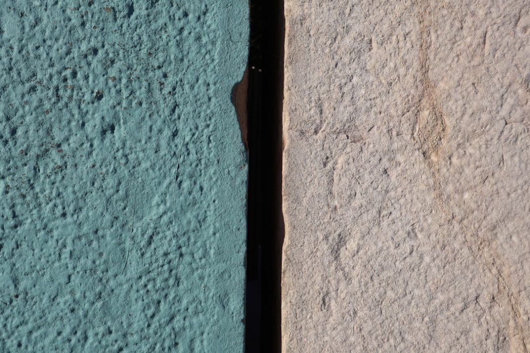 Фото: Andreia Cunha на Unsplash (https://unsplash.com/photos/textured-teal-and-beige-walls-meet-at-a