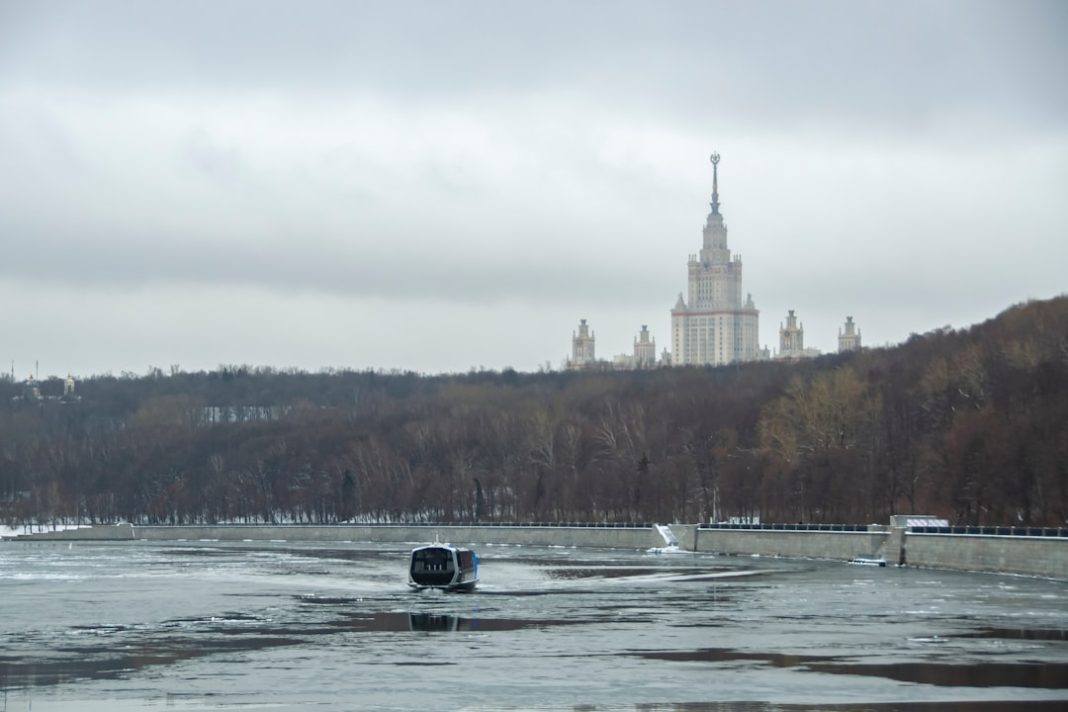 Фото: Nikita Nikitenko на Unsplash (https://unsplash.com/photos/a-boat-on-a-frozen-river-with-a-larg