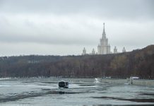 Moscow Dive Show 2026: главные новинки фридайвинга и ПО — видео-обзор за 15 минут Фото: Nikita Nikitenko на Unsplash (https://unsplash.com/photos/a-boat-on-a-frozen-river-with-a-larg