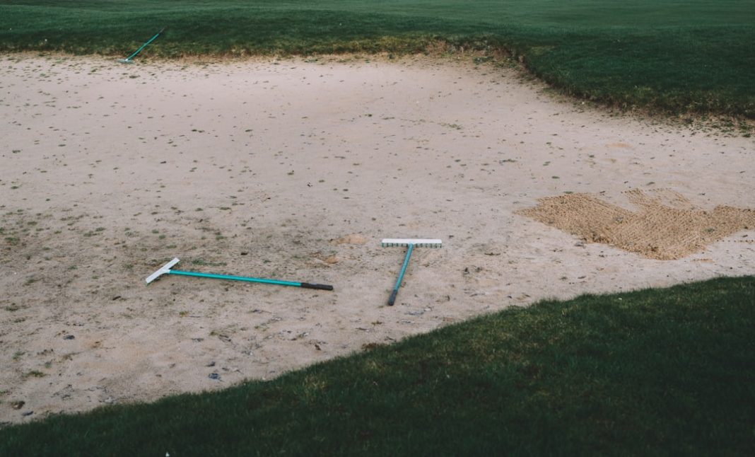 Фото: Barnaby на Unsplash (https://unsplash.com/photos/a-broken-baseball-bat-laying-in-the-sand-wPVn