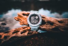 Рейтинг дайв-компьютеров 2026 для фридайвинга: Suunto D5/D6, Garmin Descent Mk3i, Ratio iX3M 2, Apple Watch Ultra 2 Фото: JJ Shev на Unsplash (https://unsplash.com/photos/a-watch-on-a-rock-P0nP7X_r73s)