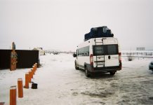 Экспедиционный кемпер на базе Газель/Соболь 2026: бюджет 1.5 млн, автоотопление, вода, солнце Фото: Teerachot Lorgeranon на Unsplash (https://unsplash.com/photos/a-white-van-is-parked-in-the-sno