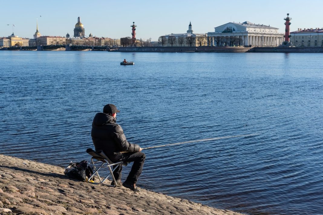 Фото: Serge S на Unsplash (https://unsplash.com/photos/a-man-sitting-on-a-chair-by-the-water-kJARcPj