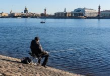 Закон о рыболовстве 2026: что изменилось с 1 июля — штрафы, лицензии, запреты по регионам Фото: Serge S на Unsplash (https://unsplash.com/photos/a-man-sitting-on-a-chair-by-the-water-kJARcPj