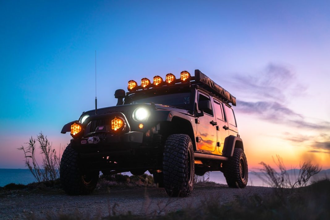 Фото: Thomas Tucker на Unsplash (https://unsplash.com/photos/a-jeep-with-lights-on-is-parked-on-the-